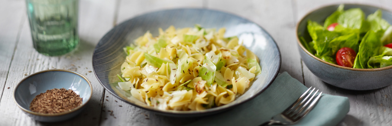 Krautfleckerl mit einem grünen Salat