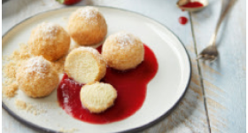 Topfenknödel mit Erdbeersauce