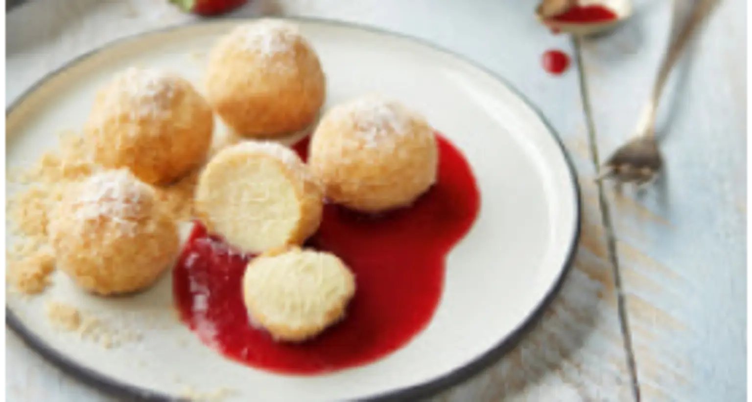 Topfenknödel mit Erdbeersauce