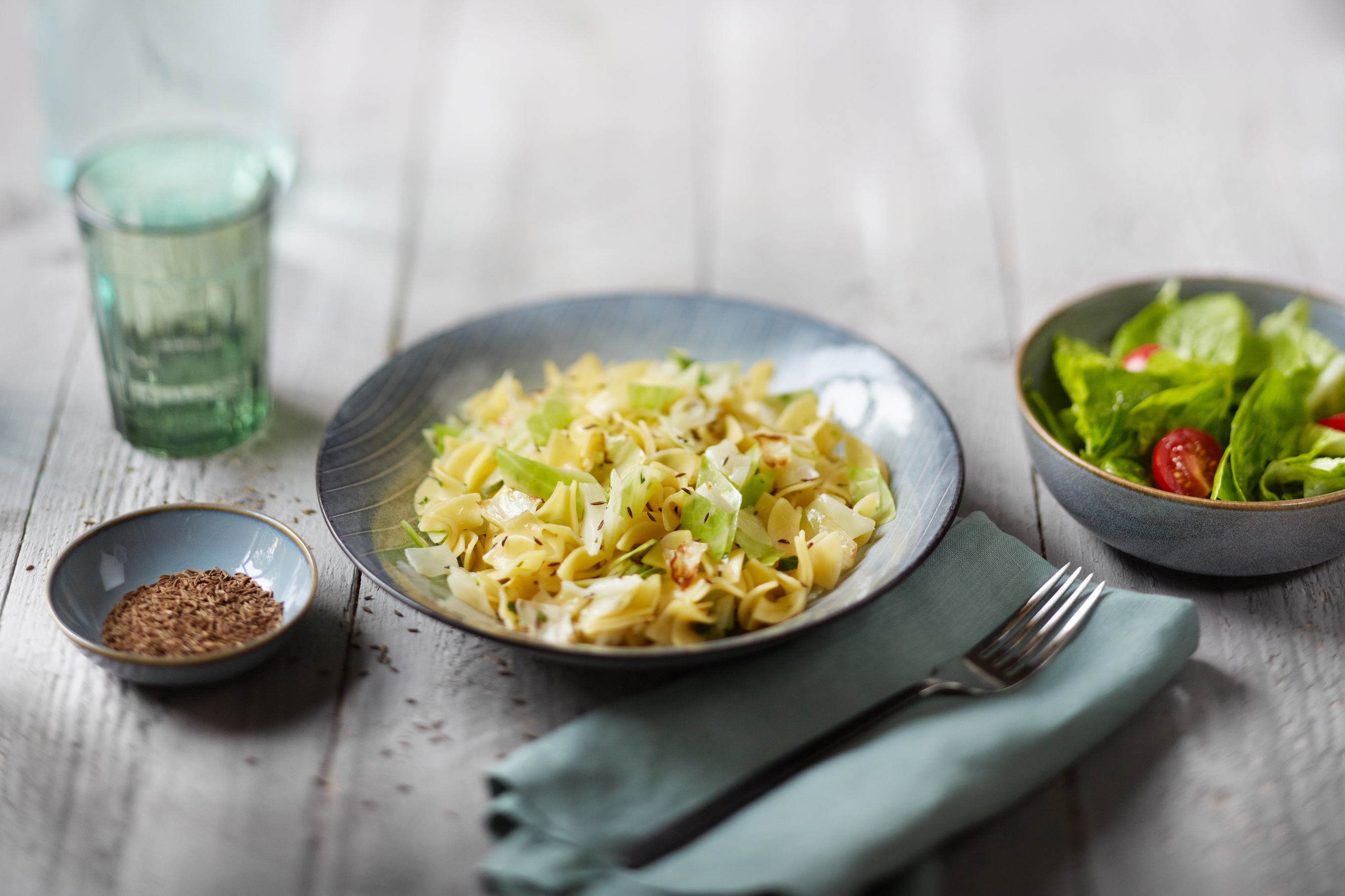 Krautfleckerl mit einem grünen Salat