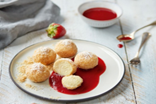 Topfenknödel mit Erdbeersauce